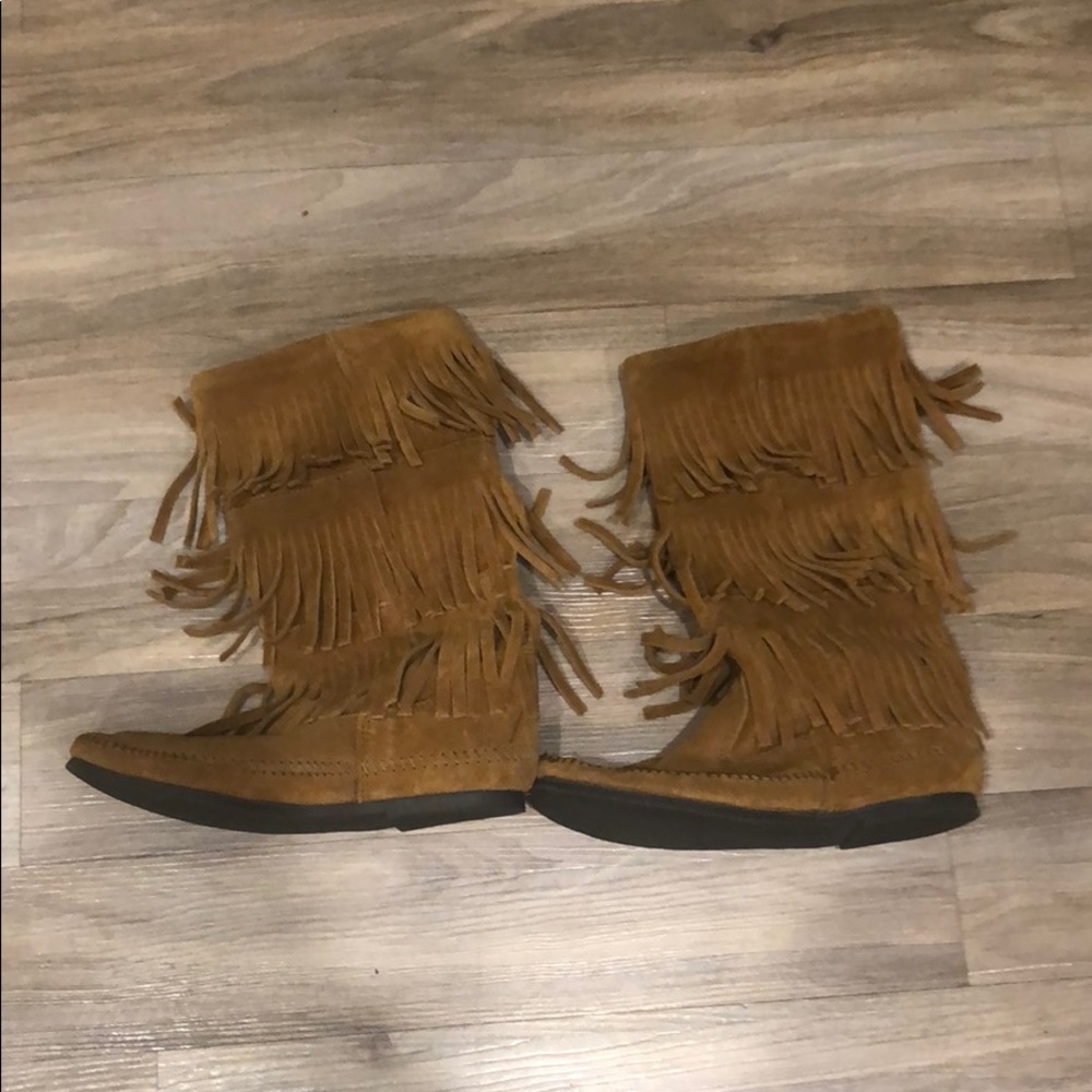 LIKE NEW Minnetonka Moccasin Boots!